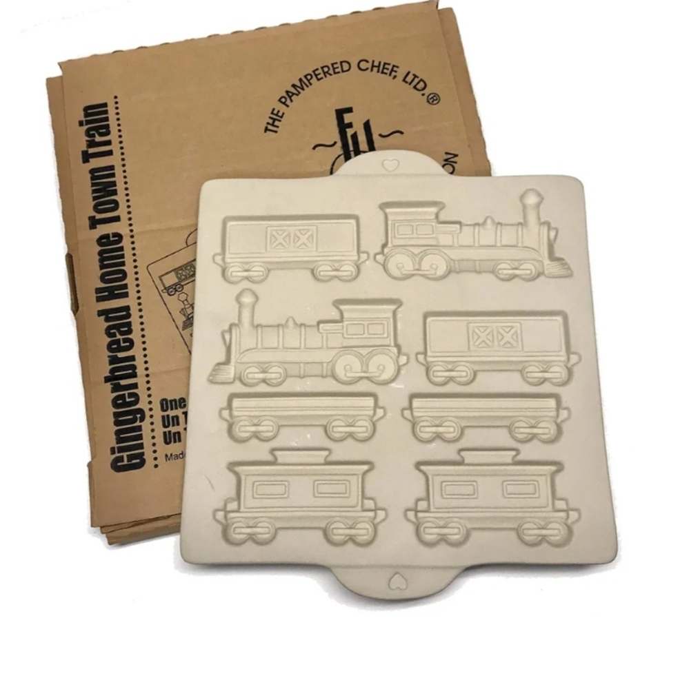 Pampered Chef Cream Gingerbread Train Mold